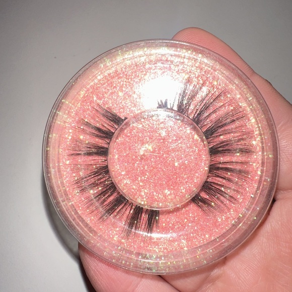 7 pairs of Eyelashes - Picture 3 of 8